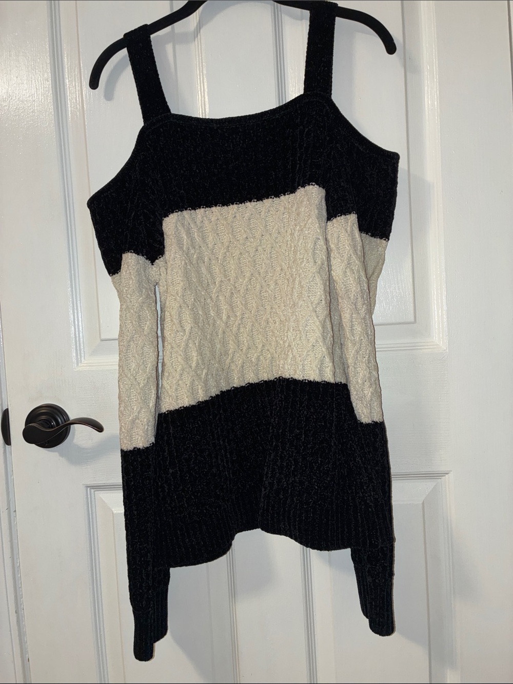 VENUS Black and Cream Cable-Knit Off-the-Shoulder Sweater Tank